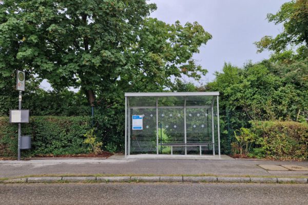 Neues Bushäuschen am Friedhof aufgestellt - 50 Prozent Förderung © Stadt Burghausen ebh