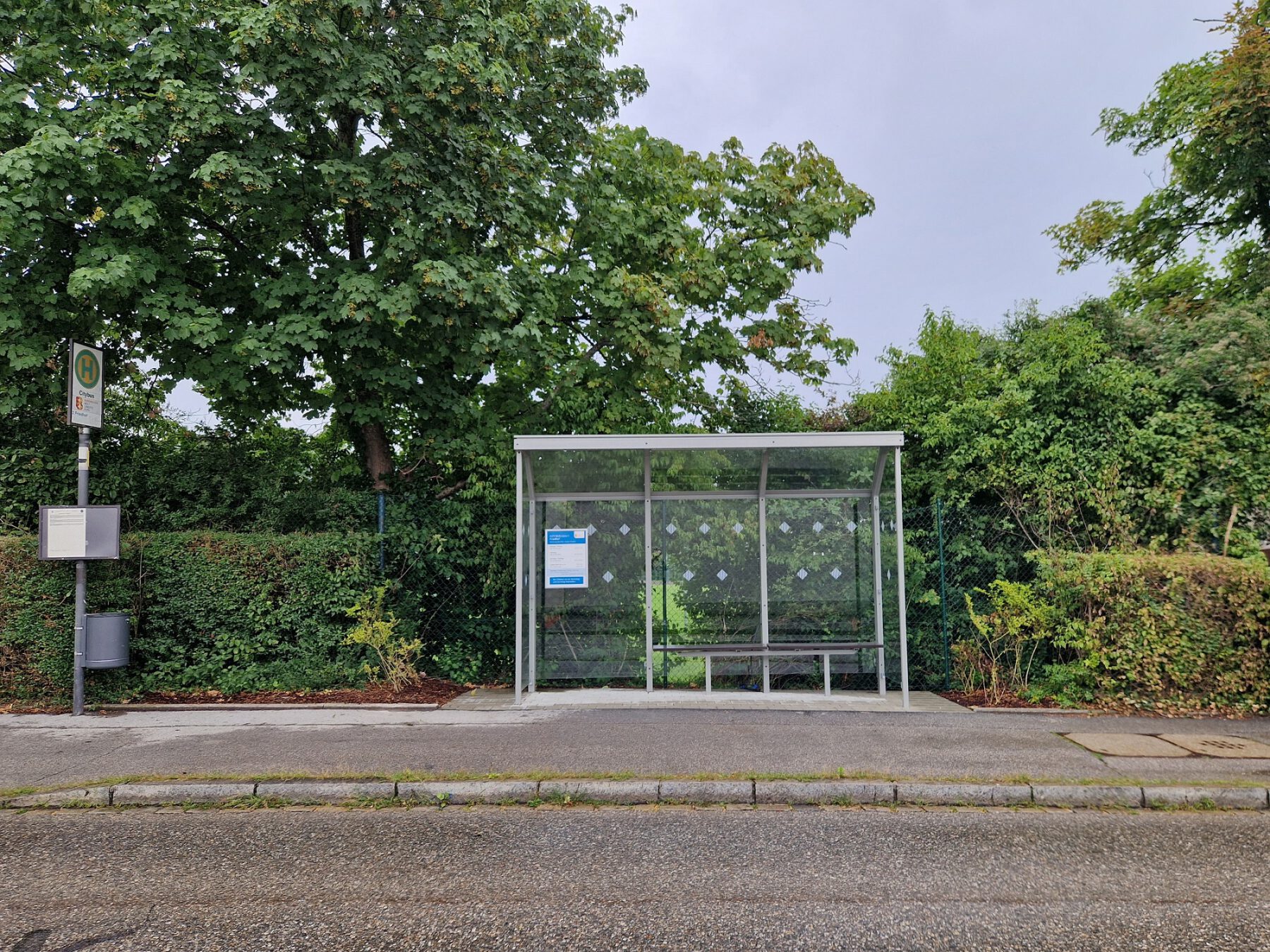 Neues Bushäuschen am Friedhof aufgestellt - 50 Prozent Förderung © Stadt Burghausen ebh