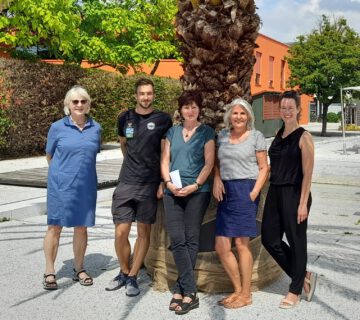 Engagieren sich für die Schwimmfähigkeit der Burghauser Kinder und Erwachsenen: Familienreferentin Doris Graf, Leiter der SV Wacker Kindersportschule (KiSS) Anton Würländer, Barbara Reineke vom Lokomotive Grüben 04 e.V., Schwimmtrainerin des Frauenschwimmkurses Beate Englisch und Christine Auberger, Haus der Familie. Fotocredit: Stadt Burghausen/cha