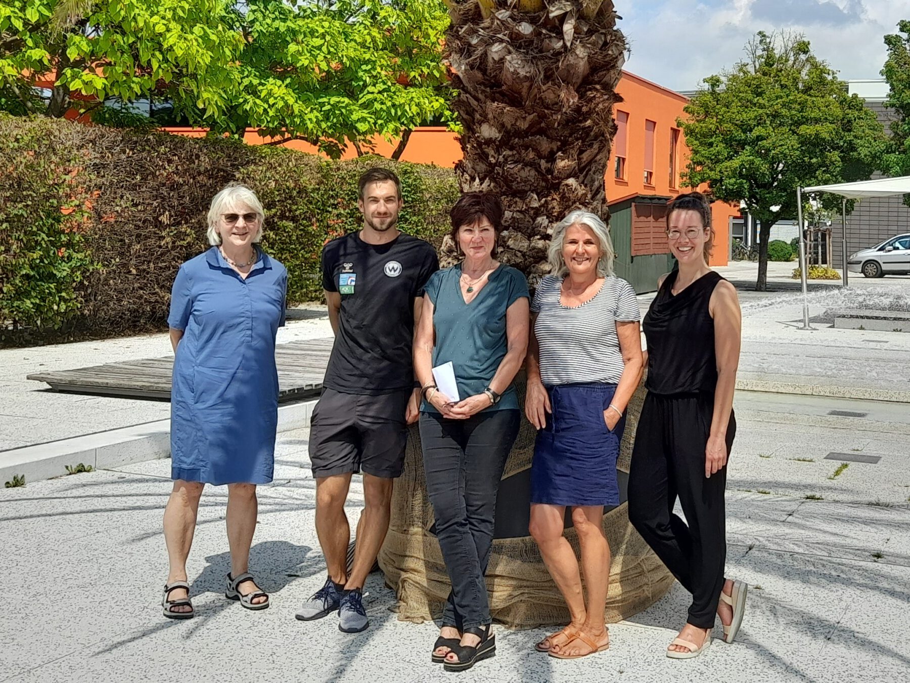 Engagieren sich für die Schwimmfähigkeit der Burghauser Kinder und Erwachsenen: Familienreferentin Doris Graf, Leiter der SV Wacker Kindersportschule (KiSS) Anton Würländer, Barbara Reineke vom Lokomotive Grüben 04 e.V., Schwimmtrainerin des Frauenschwimmkurses Beate Englisch und Christine Auberger, Haus der Familie. Fotocredit: Stadt Burghausen/cha