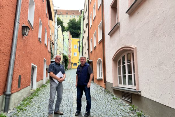 PM 195 Martin Hinterwinkler und Manfred Prostmaier am Hofberg in der Altstadt Foto köx Manfred Prostmaier (rechts) und Martin Hinterwinkler beim Vor-Ort-Termin am Hofberg. Eine der engsten Straßen in Burghausen. Fotocredit: Stadt Burghausen/köx