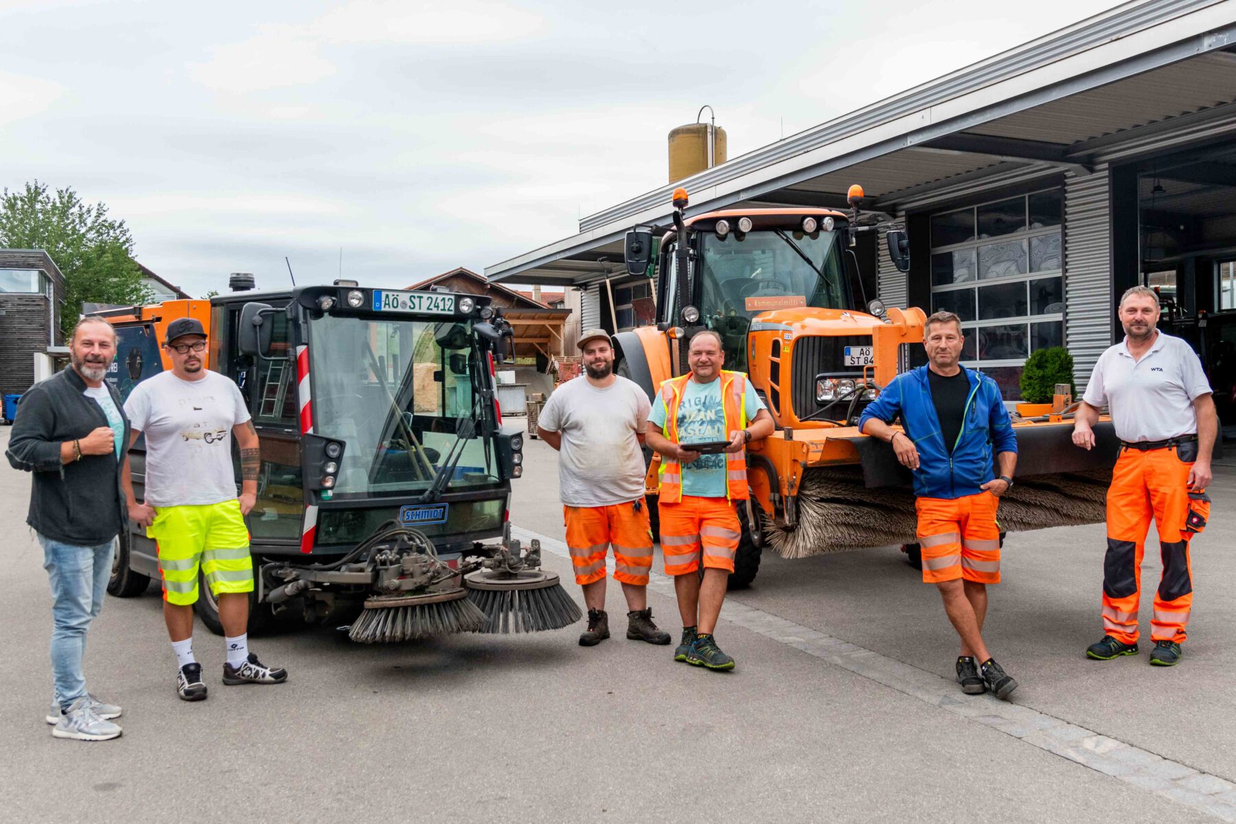 Haben nach einem Unwetter alle Hände voll zu tun: Peter Schweikl (links), Leiter des Bauhofs, mit einem kleinen Teil des Teams des städtischen Bauhofs: (V.l.n.r.) Stefan Harböck, meist mit der Kehrmaschine unterwegs, Julian Kundt, Spielplatzkontrolleur, Sven Drechsel, Straßenwärter, Andreas Karbacher, fährt die ganz großen Maschinen, und Georg Schnaitl, stellvertretender Leiter des Bauhofs © Stadt Burghausen/ebh