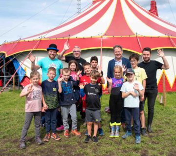 Erster Bürgermeister Florian Schneider (2.v.r.) besucht das Zirkuscamp © Stadt Burghausen/ebh