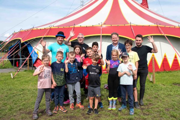 Erster Bürgermeister Florian Schneider (2.v.r.) besucht das Zirkuscamp © Stadt Burghausen/ebh