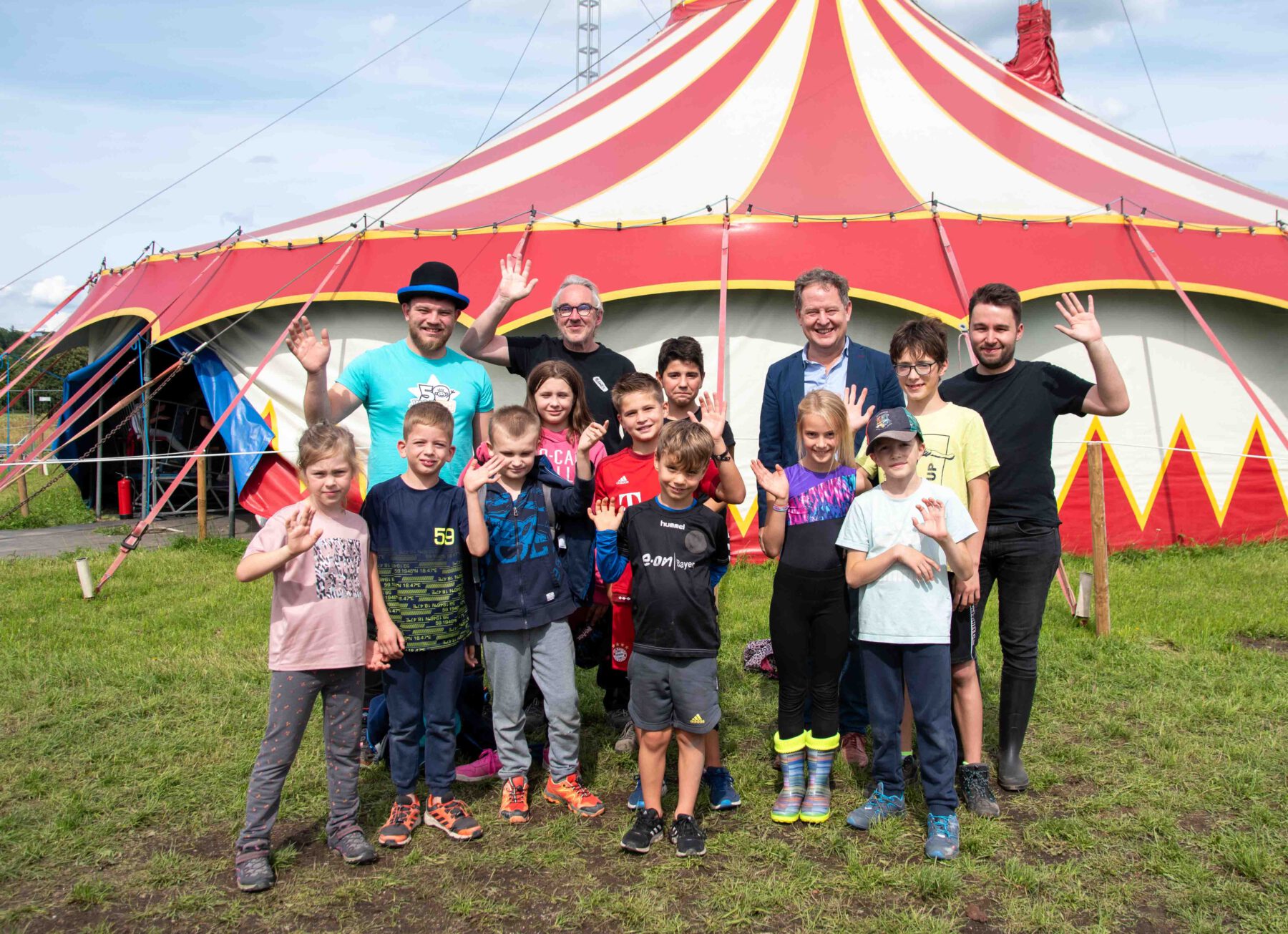 Erster Bürgermeister Florian Schneider (2.v.r.) besucht das Zirkuscamp © Stadt Burghausen/ebh