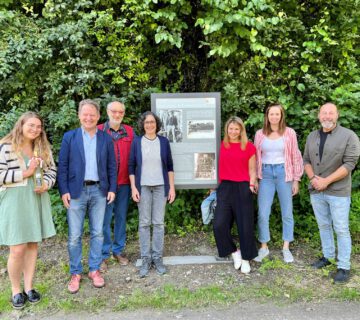 Sind stolz, dass James Joyce aus Salzburg zu Besuch nach Raitenhaslach kam, um den Most Hans und sein kurioses Schwemmholz-Museum zu besuchen v.l. Franziska Strebl, Erster Bürgermeister Florian Schneider, Ortsheimatpfleger Wolfgang Hopfgartner, Stadtarchivarin Eva Gilch, Christin Moll Leitung Stadtbibliothek, Fotocredit: Stadt Burghausen/köx
