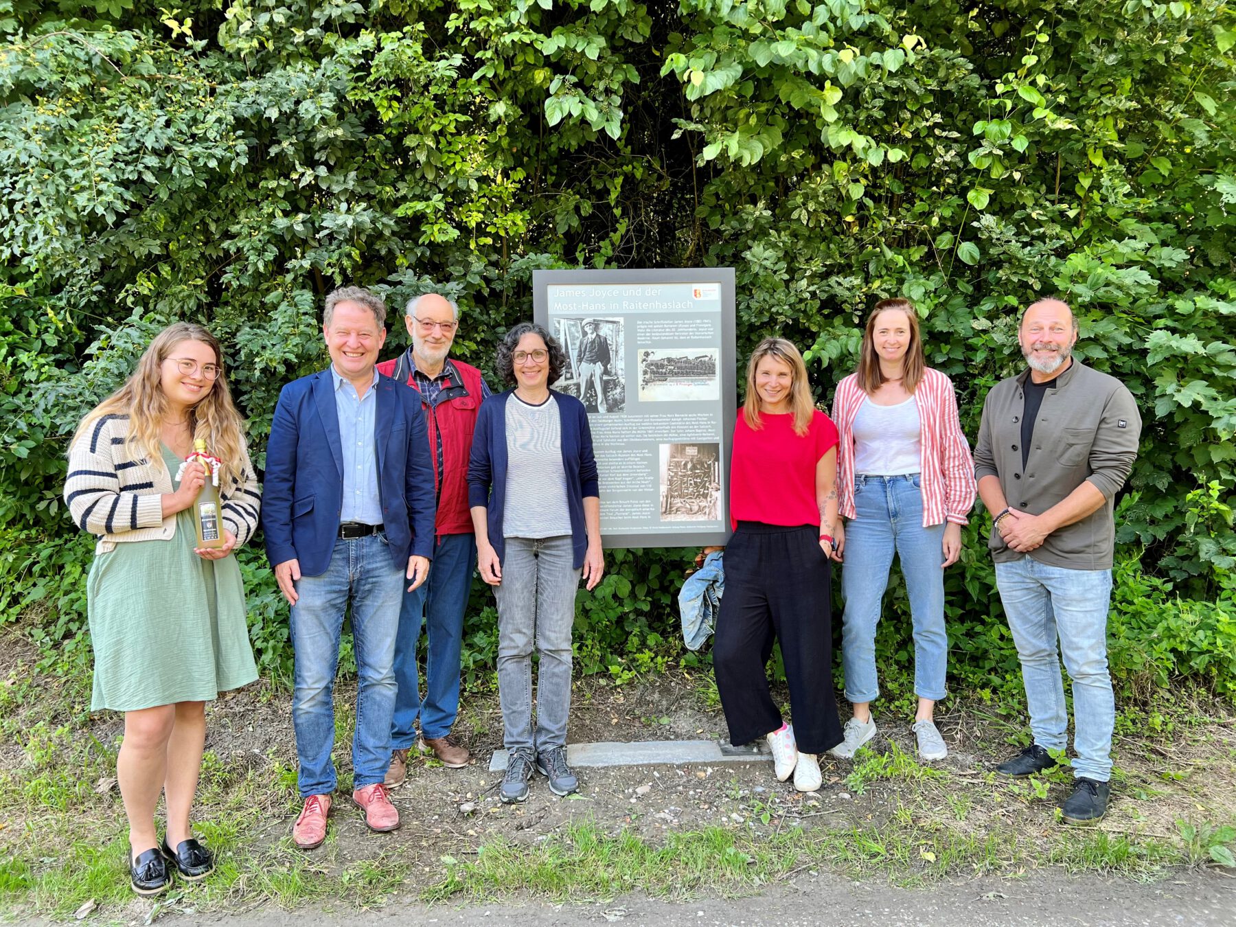 Sind stolz, dass James Joyce aus Salzburg zu Besuch nach Raitenhaslach kam, um den Most Hans und sein kurioses Schwemmholz-Museum zu besuchen v.l. Franziska Strebl, Erster Bürgermeister Florian Schneider, Ortsheimatpfleger Wolfgang Hopfgartner, Stadtarchivarin Eva Gilch, Christin Moll Leitung Stadtbibliothek, Fotocredit: Stadt Burghausen/köx