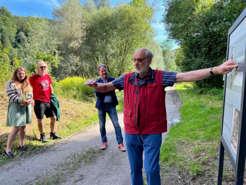 Ortsheimatpfleger Wolfgang Hopfgartner in Raitenhaslach erklärt Details zur Schänke des Most Hans Foto Stadt Burghausen Königseder