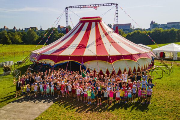 Die Kinder und Betreuer der zweiten Woche des Zirkuscamps vor dem Zirkuszelt am Bergerhof © Hermes