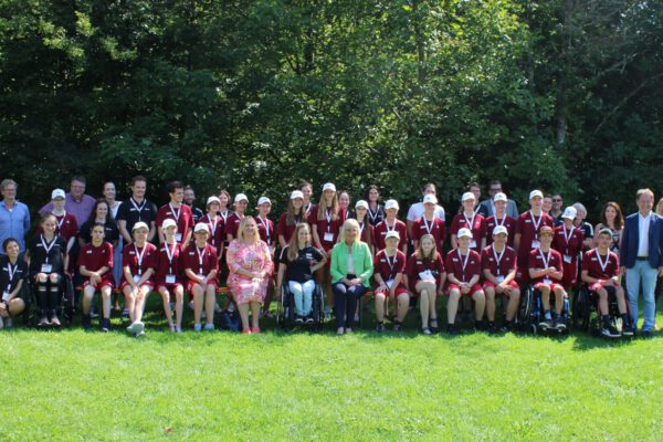 Ein Erlebnis für alle: Die Teilnehmer des Anna Schaffelhuber Grenzenlos Camps in Burghausen. Bayerns Familienministerin Ulrike Scharf (grüne Jacke), Anna Schaffelhuber und Bezirksrätin Gisela Kriegl fühlten sich zwischen den Jungen und Mädchen sichtlich wohl. Erster Bürgermeister Florian Schneider (3. v. r.) hofft, dass die Wahl für die Erlebniscamps auch im Jahr 2024 auf Burghausen fällt © Sammet