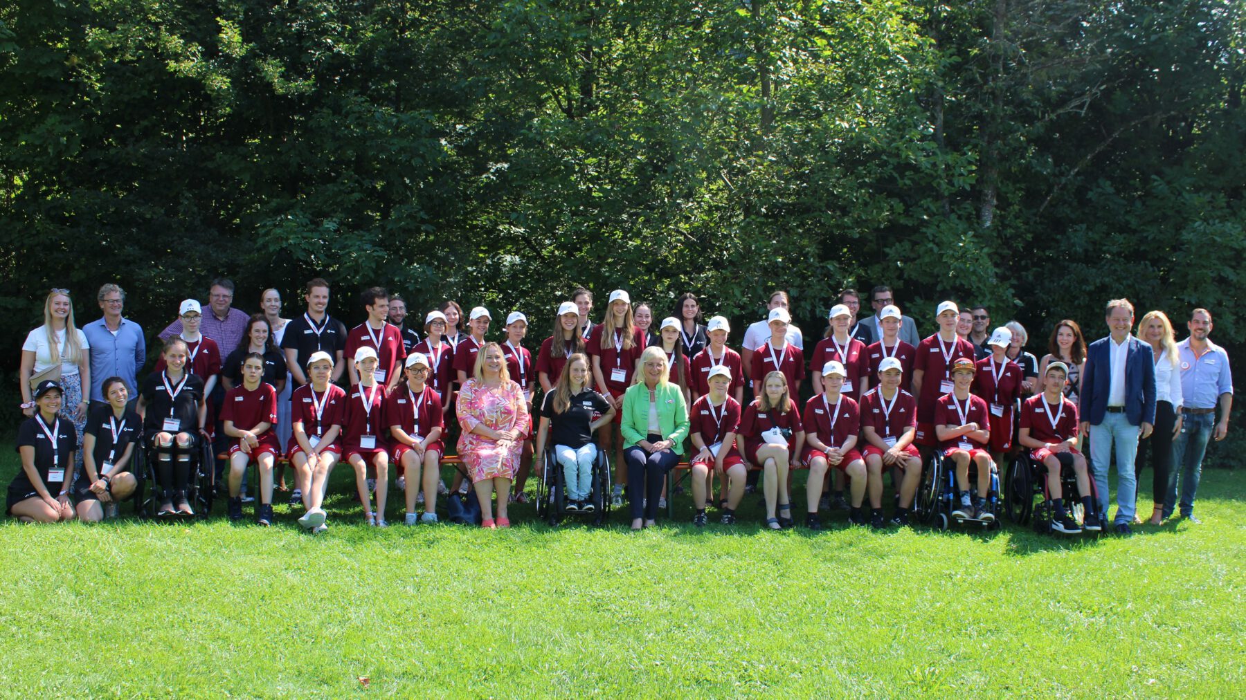 Ein Erlebnis für alle: Die Teilnehmer des Anna Schaffelhuber Grenzenlos Camps in Burghausen. Bayerns Familienministerin Ulrike Scharf (grüne Jacke), Anna Schaffelhuber und Bezirksrätin Gisela Kriegl fühlten sich zwischen den Jungen und Mädchen sichtlich wohl. Erster Bürgermeister Florian Schneider (3. v. r.) hofft, dass die Wahl für die Erlebniscamps auch im Jahr 2024 auf Burghausen fällt © Sammet