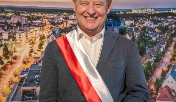 Erster Bürgermeister Florian Schneider mit der Schärpe aus der Partnerstadt Suloma © Stadt Burghausen / ebh