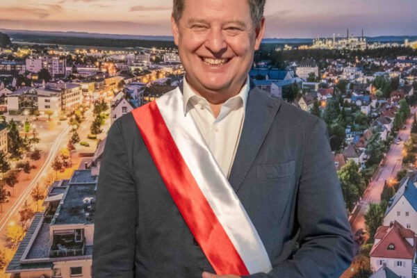 Erster Bürgermeister Florian Schneider mit der Schärpe aus der Partnerstadt Suloma © Stadt Burghausen / ebh Erster Bürgermeister Florian Schneider mit der Schärpe aus der Partnerstadt Suloma © Stadt Burghausen / ebh