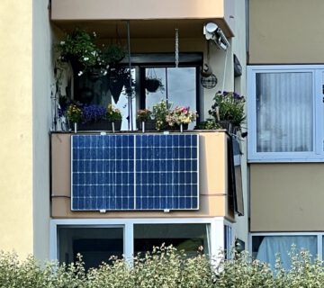 Die Stadt unterstützt die Anschaffung von Balkonkraftwerken, wie diesem an einem Häuserblock in Burghausen © Stadt Burghausen / köx