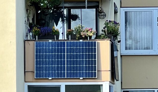 Die Stadt unterstützt die Anschaffung von Balkonkraftwerken, wie diesem an einem Häuserblock in Burghausen © Stadt Burghausen / köx