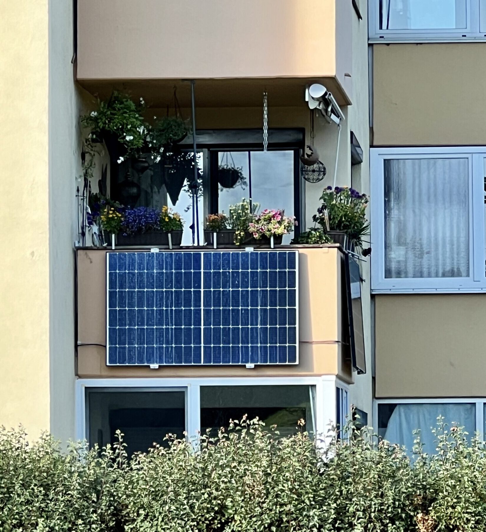 Die Stadt unterstützt die Anschaffung von Balkonkraftwerken, wie diesem an einem Häuserblock in Burghausen © Stadt Burghausen / köx