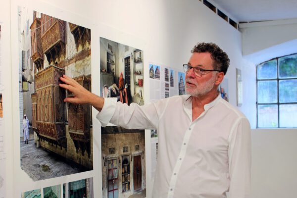Markus Heinsdorff ist Gründer der Kunst + Architektur Akademie für Klima, Umwelt, Soziales. Derzeit findet die erste Ausstellung der Akademie in der Ökonomie in Raitenhaslach statt. © Sammet Markus Heinsdorff ist Gründer der Kunst + Architektur Akademie für Klima, Umwelt, Soziales. Derzeit findet die erste Ausstellung der Akademie in der Ökonomie in Raitenhaslach statt. © Sammet