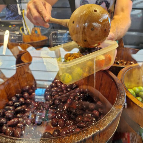 Burghauser Wochenmarkt: Verkäufer füllt Oliven in ein mitgebrachtes Gefäß einer Kundin © Stadt Burghausen/ebh Burghauser Wochenmarkt: Verkäufer füllt Oliven in ein mitgebrachtes Gefäß einer Kundin © Stadt Burghausen/ebh