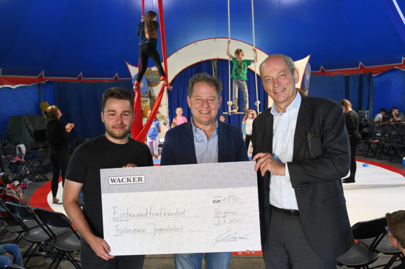 Wacker-Werkleiter Dr. Peter von Zumbusch (r.) übergibt eine Spende von 1500 Euro an David Broz, Vorsitzender des Fördervereins für die Burghauser Jugendarbeit © Wacker Chemie AG