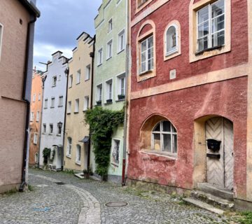 Am Hofberg in der Burghauser Altstadt wird 21 08 2023 in zwei Bauabschnitten gearbeitet  Foto Königseder