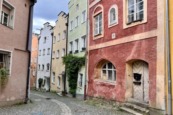 Am Hofberg in der Burghauser Altstadt wird 21.08.2023 in zwei Bauabschnitten gearbeitet. Foto Königseder