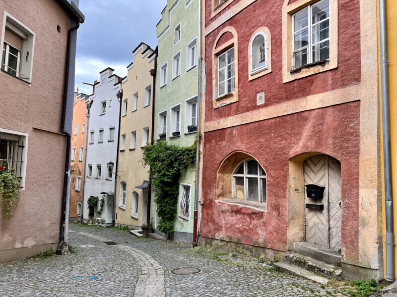 Am Hofberg in der Burghauser Altstadt wird 21.08.2023 in zwei Bauabschnitten gearbeitet. Foto Königseder