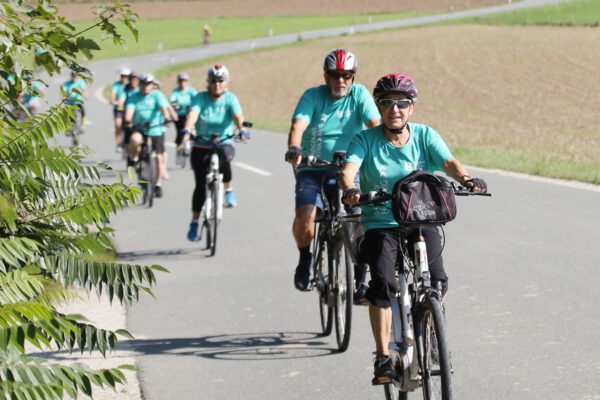 Schon von weitem zu erkennen: Die Burghauser Radler mit ihren blauen Rad-Trikots. Fotocredit: Burghauser Touristik