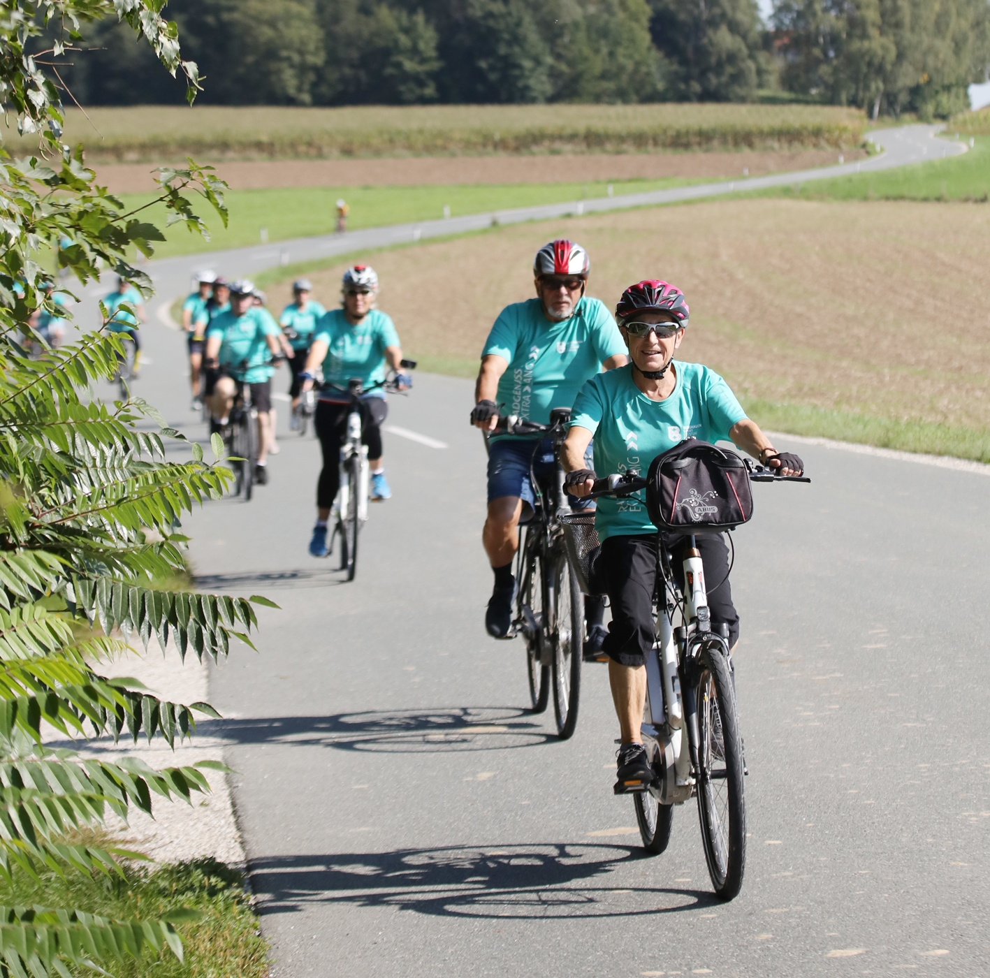 Schon von weitem zu erkennen: Die Burghauser Radler mit ihren blauen Rad-Trikots. Fotocredit: Burghauser Touristik