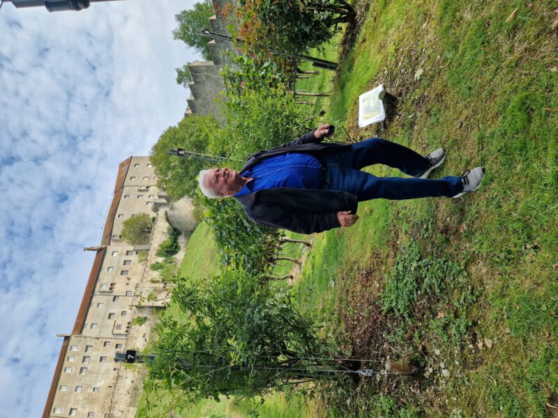 Curt Pfeifenthaler führt über den Weinberg © Stadt Burghausen/ebh
