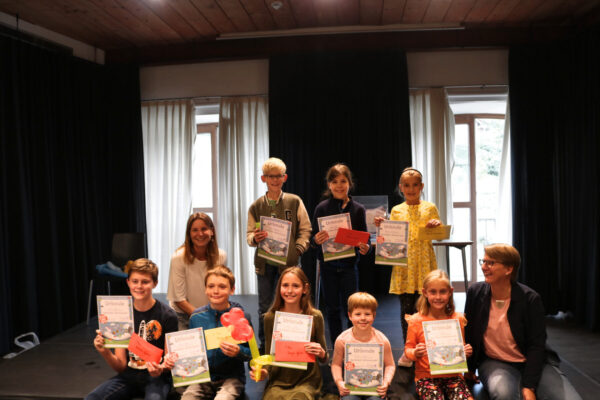 Gewinner Foto-Abschlussfest Fotos: Weiss Foto – Untertitel: Die glücklichen Hauptpreis-Gewinner/innen mit den Organisatorinnen Monika Vornehm (1. Reihe re.) und Christin Moll (2. Reihe li.) von der Stadtbibliothek