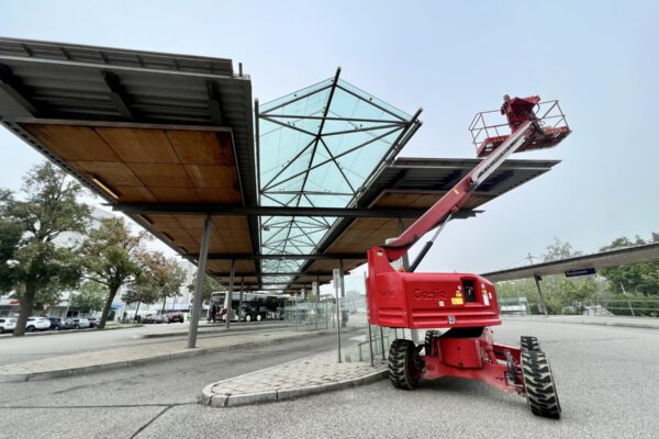 Hubwagen im Einsatz am Bahnhof Burghausen zur Anbrinung Taubenschutz 26.09.2023 köx Mit zwei Hubsteigern arbeitet eine Fachfirma in dieser Woche am ZOB und installiert ein Stahlnetz zur Abwehr der zunehmenden Taubenpopulation. Fotocredit: Stadt Burghausen/köx