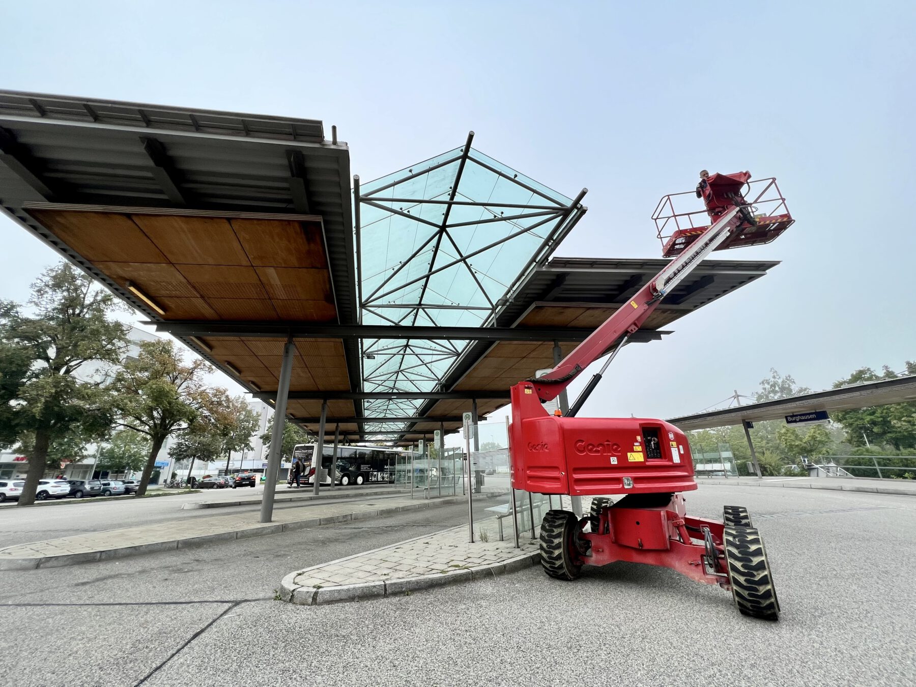 Mit zwei Hubsteigern arbeitet eine Fachfirma in dieser Woche am ZOB und installiert ein Stahlnetz zur Abwehr der zunehmenden Taubenpopulation. Fotocredit: Stadt Burghausen/köx