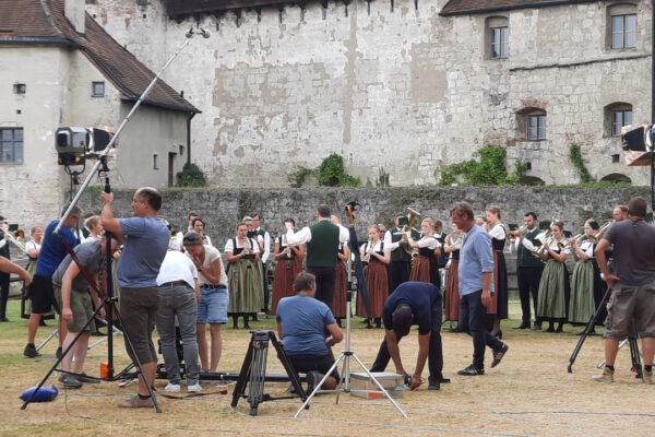 Musikkapelle Georgsbläser Waffenplatz vor Hauptburg Dreharbeiten BR Heimat - Zsammg'spuit entlang der Salzach
