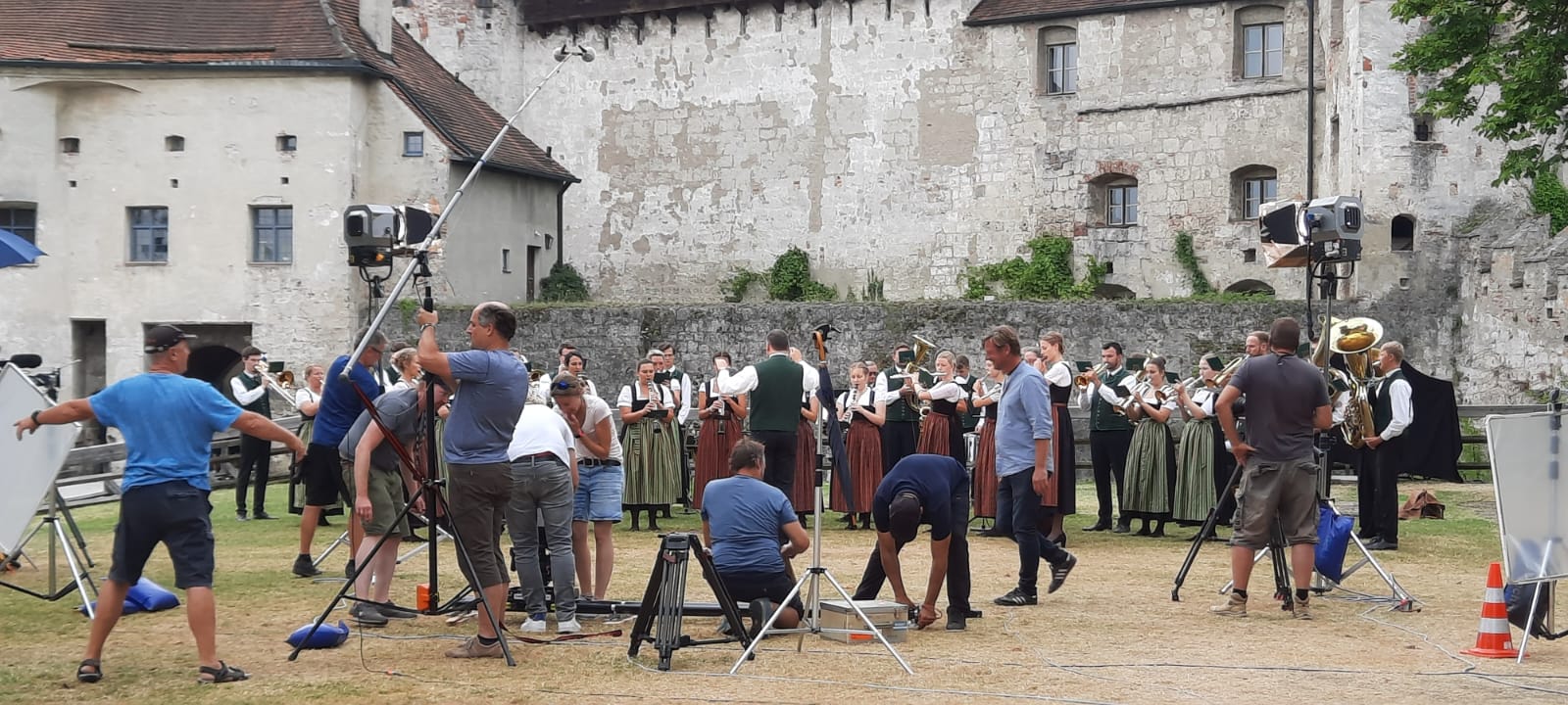 Musikkapelle Georgsbläser Waffenplatz vor Hauptburg Dreharbeiten BR Heimat - Zsammg'spuit entlang der Salzach