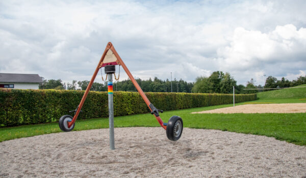 Drehschaukel und Beachvolleyballfeld © Stadt Burghausen/ebh Drehschaukel und Beachvolleyballfeld © Stadt Burghausen/ebh