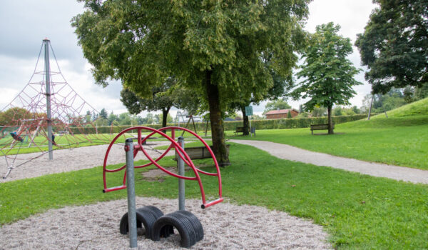 Wippgerät und Klettergerüst Spielplatz Bachstraße © Stadt Burghausen/ebh Wippgerät und Klettergerüst Spielplatz Bachstraße © Stadt Burghausen/ebh