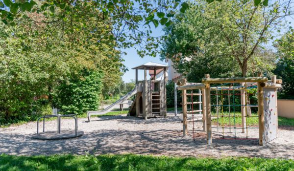 Spielplatz Dr.-Wolfgang-Gruber-Weg © Stadt Burghausen/ebh Spielplatz Dr.-Wolfgang-Gruber-Weg © Stadt Burghausen/ebh