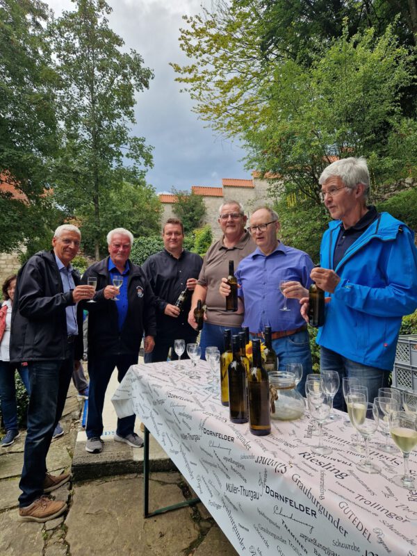 Curt Pfeifenthaler (2. v. l.), Chef der Weinbauern, und Nobert Stranzinger (3. v. l.), Zweiter Bürgermeister, schenken zusammen mit den Weinbauern den Burghauser Wein aus © Stadt Burghausen/ebh