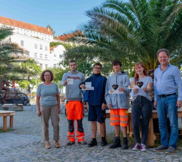 Vier neue Azubis hat die Stadt Burghausen. (V.l.n.r.) Ute Werner, Leiterin der Personalverwaltung, Dennis Huber, Azubi zum Straßenwärter, Luca Ringsquandl, Azubi zur Fachkraft für Wasserversorgungstechnik, Quirin Geltinger, Azubi zum Straßenwärter, und Alina Wöltje, Azubine zur Fachkraft für Veranstaltungstechnik mit Erstem Bürgermeister Florian Schneider. © Stadt Burghausen/ebh