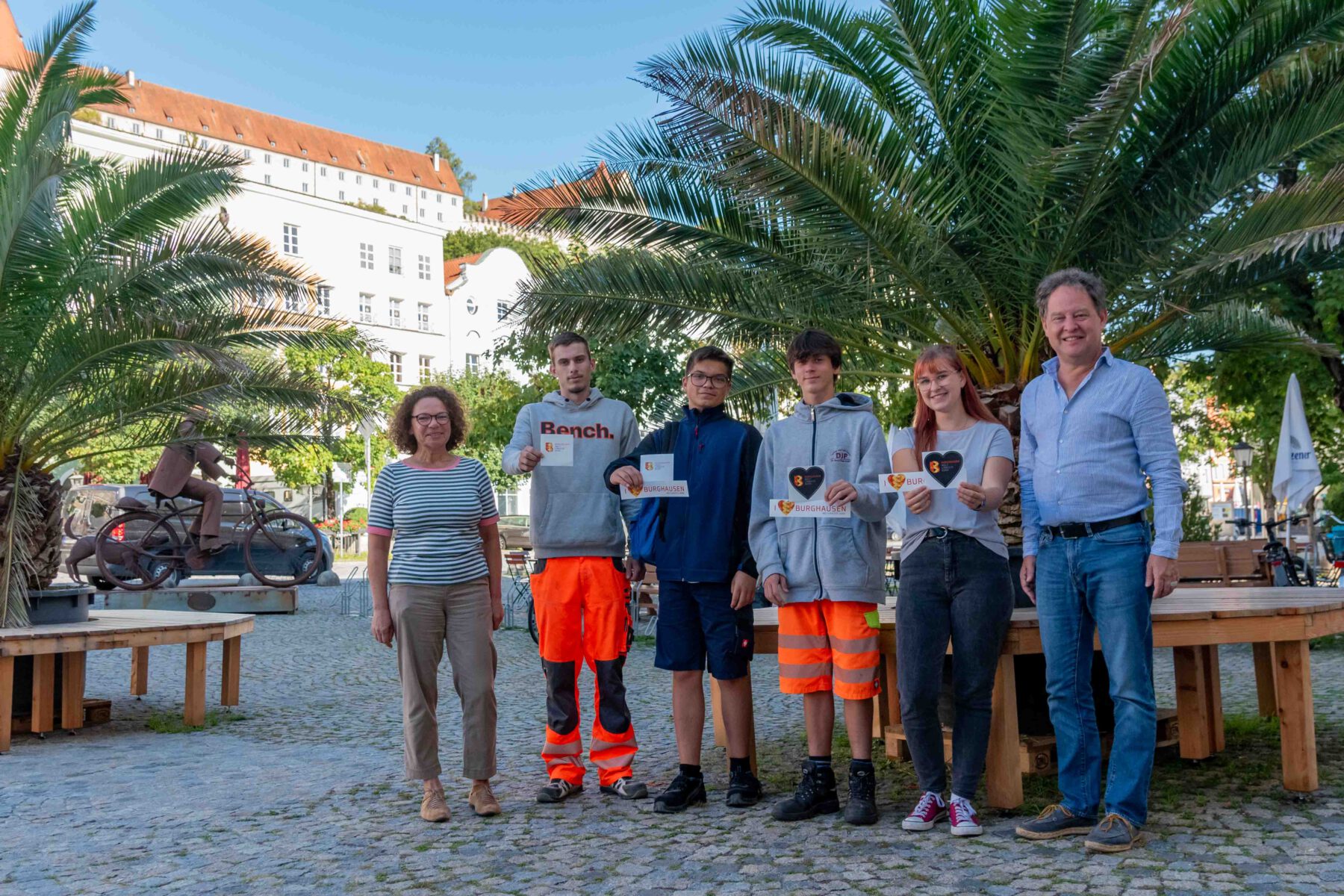 Vier neue Azubis hat die Stadt Burghausen. (V.l.n.r.) Ute Werner, Leiterin der Personalverwaltung, Dennis Huber, Azubi zum Straßenwärter, Luca Ringsquandl, Azubi zur Fachkraft für Wasserversorgungstechnik, Quirin Geltinger, Azubi zum Straßenwärter, und Alina Wöltje, Azubine zur Fachkraft für Veranstaltungstechnik mit Erstem Bürgermeister Florian Schneider. © Stadt Burghausen/ebh