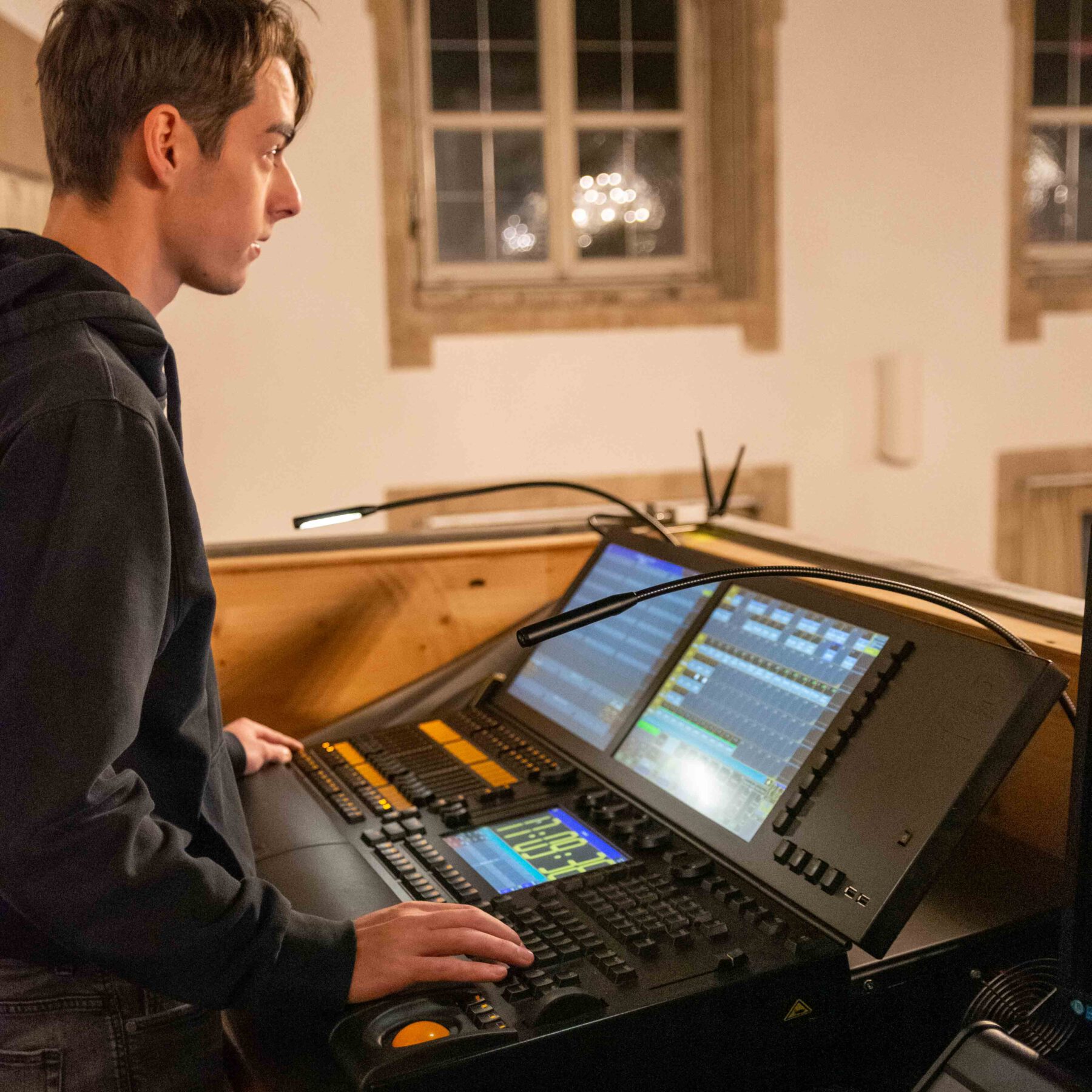 Sam Kirchner hat bei der Stadt Burghausen Veranstaltungstechniker gelernt Foto Eberle