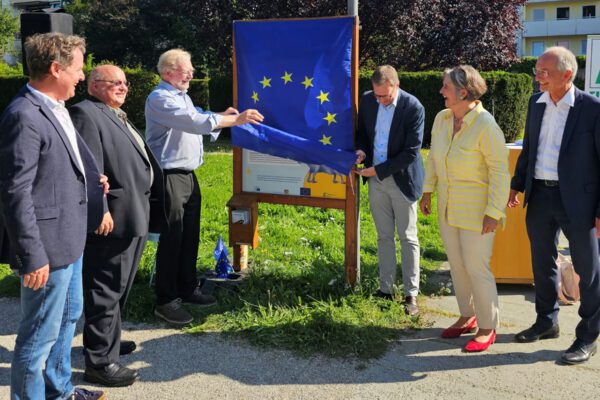 (v.l.n.r.) Erster Bürgermeister Florian Schneider, Walter Göbl, stellvertretender Vorsitzender der Europa-Union Bayern, Helmut Tiefenthaler, Kreisvorsitzender der Europa Union Altötting, Martin Huber, MdL, Maria Noichl, MdEP, und Josef Jung, ehemaliger Kreisgeschäftsführer des BRK, eröffnen den Europas-Werte-Wanderweg im Park der Deutschen Einheit. © Stadt Burghausen / ebh