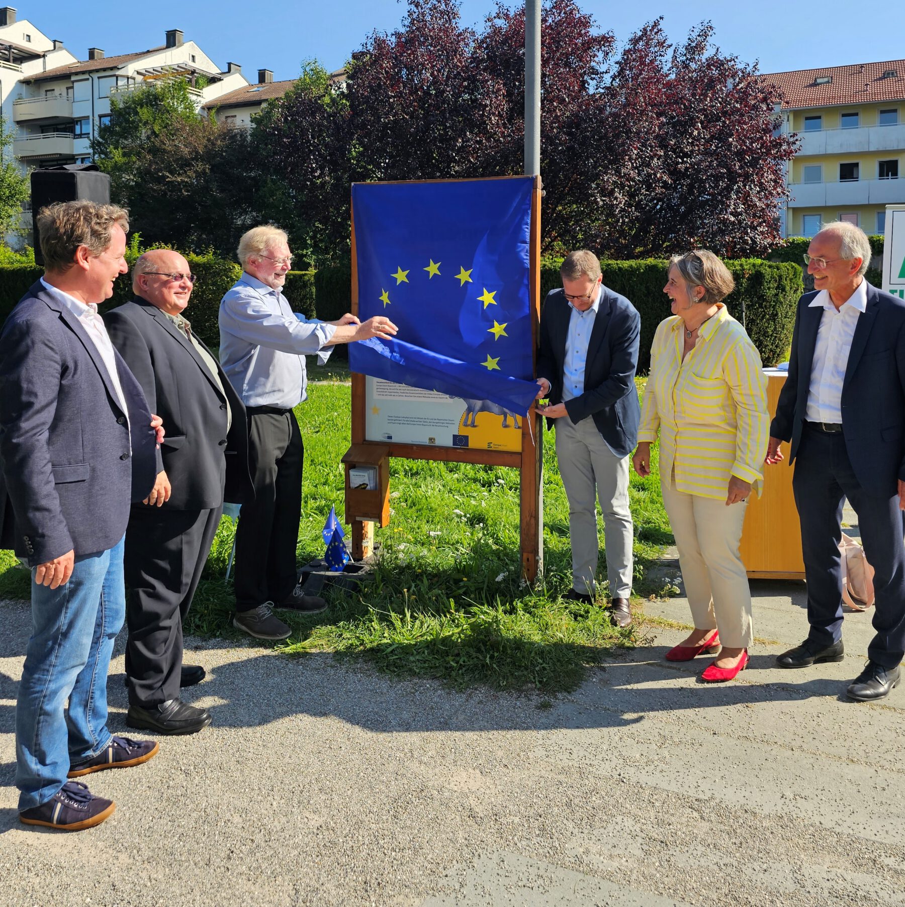 (v.l.n.r.) Erster Bürgermeister Florian Schneider, Walter Göbl, stellvertretender Vorsitzender der Europa-Union Bayern, Helmut Tiefenthaler, Kreisvorsitzender der Europa Union Altötting, Martin Huber, MdL, Maria Noichl, MdEP, und Josef Jung, ehemaliger Kreisgeschäftsführer des BRK, eröffnen den Europas-Werte-Wanderweg im Park der Deutschen Einheit. © Stadt Burghausen / ebh