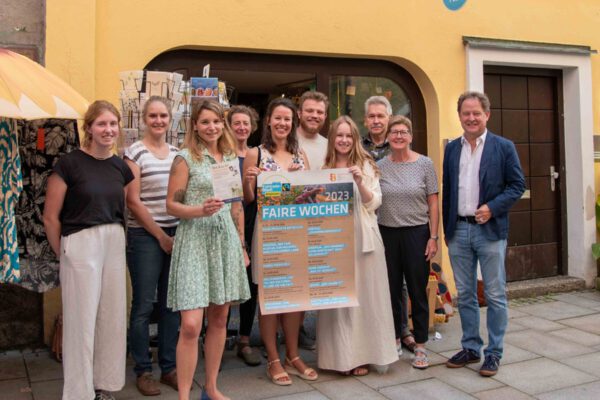 Freuen sich schon auf die Fairen Wochen und hoffen, dass sie viele interessierte Menschen erreichen (v.l.n.r.): Laura Ried, Praktikantin beim Klimaschutzmanagement der Stadt, Verena Steiner, Klimaschutzmanagerin der Stadt, Christin Moll, Leiter der Staddtbibliothek, Monika Lengyel vom Freizeitheim, Christine Auberger, Leiterin des Hauses der Familie, Marcel Anslinger, Leiter des Freizeitheims, Anais Bachg, stellvertretende Leiterin der Sportkita, Günther Reithmeier von der Kolpingfamilie, Irmgard Polzer, stellvertretende Vorsitzender des Fairhandeln e. V. und Erster Bürgermeister der Fairtrade Stadt BurghausenFlorian Schneider. © Stadt Burghausen/ebh