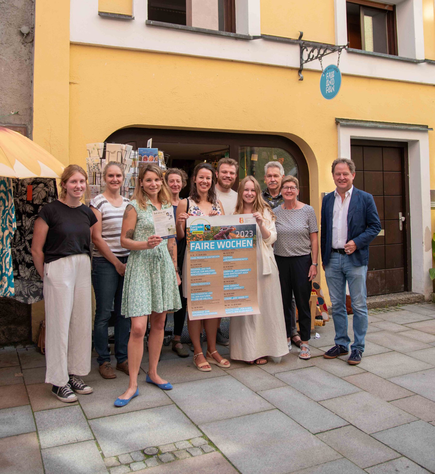 Freuen sich schon auf die Fairen Wochen und hoffen, dass sie viele interessierte Menschen erreichen (v.l.n.r.): Laura Ried, Praktikantin beim Klimaschutzmanagement der Stadt, Verena Steiner, Klimaschutzmanagerin der Stadt, Christin Moll, Leiter der Staddtbibliothek, Monika Lengyel vom Freizeitheim, Christine Auberger, Leiterin des Hauses der Familie, Marcel Anslinger, Leiter des Freizeitheims, Anais Bachg, stellvertretende Leiterin der Sportkita, Günther Reithmeier von der Kolpingfamilie, Irmgard Polzer, stellvertretende Vorsitzender des Fairhandeln e. V. und Erster Bürgermeister der Fairtrade Stadt BurghausenFlorian Schneider. © Stadt Burghausen/ebh