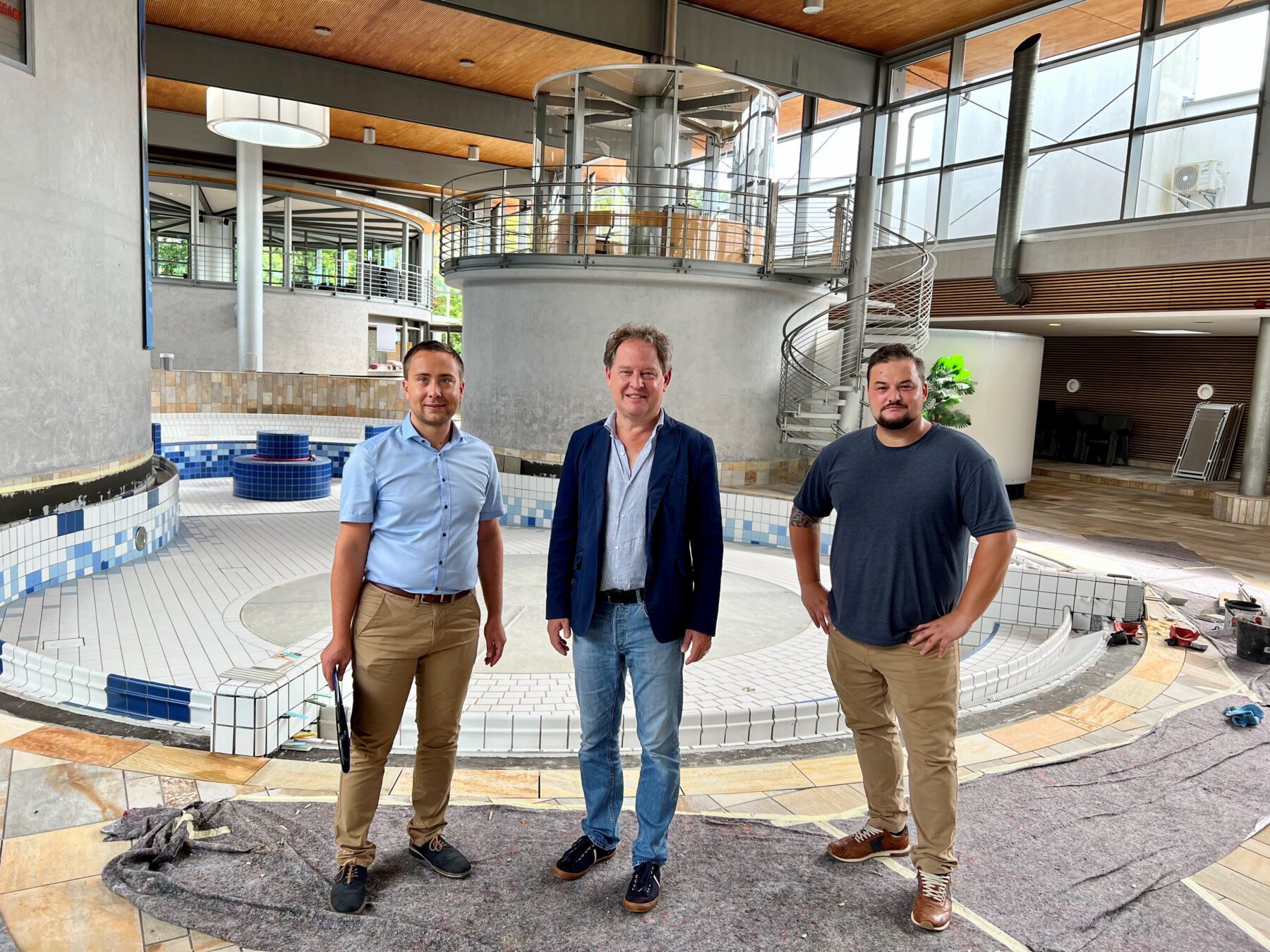 Bis Freitagmittag wird im Burghauser Hallenbad noch fleißig gearbeitet und die Dichtigkeit des sog. Erlebnisbeckens hergestellt und geprüft. Das Bäder-Team indes wird am Wochenende das Hallenbad nochmals reinigen, das Erlebnisbecken mit 260.000 Litern Wasser befüllen und alles für die Öffnung des Hallenbades vorbereiten. Währenddessen ist das Freibad noch das ganze Wochenende geöffnet. V.l. Bäderleiter Stefan Sajdak, Erster Bürgermeister Florian Schneider und Bäderleiter Florian Moser. Fotocredit: Stadt Burghausen/köx