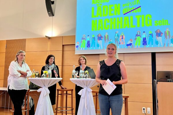 Podiumsdiskussion zum nachhaltigen Handel in Burghausen mit (v.l.) Petra Forstpointner, Cahtrin Fernando, Steffi Seidl und Klimaschutzmanagerin der Stadt Burghausen Verena Steiner, die die Veranstaltung moderierte. Fotocredit: Stadt Burghausen/köx