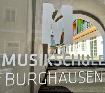 Die Musikschule der Stadt Burghausen in der Altstadt zwischen Burg und Salzach gelegen ist traumhaft schön Foto Königseder