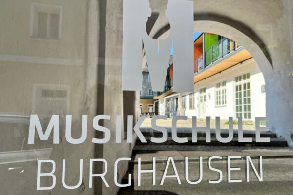 Die Musikschule der Stadt Burghausen in der Altstadt zwischen Burg und Salzach gelegen ist traumhaft schön Foto Königseder
