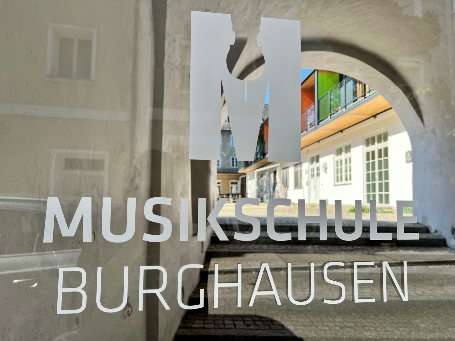 Die Musikschule der Stadt Burghausen in der Altstadt zwischen Burg und Salzach gelegen ist traumhaft schön Foto Königseder